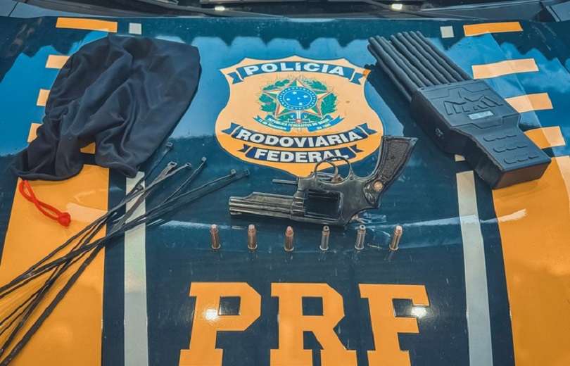 O passageiro arremessou uma mochila pela janela, onde foram encontrados um revólver calibre .38 com seis munições intactas e um Jammer